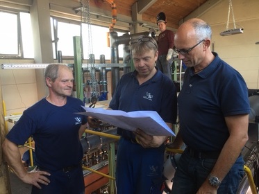 Herr Rogg setzt auf dem Foto unten rechts seinen Mitarbeiter Herrn Ulig und Thomas Schelkle (Prokurist Fa. Bernhard) über den laufenden Projektfortschritt in Kenntnis.