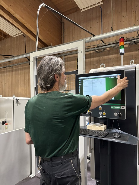 Bild Mitarbeiter vor Monitor
