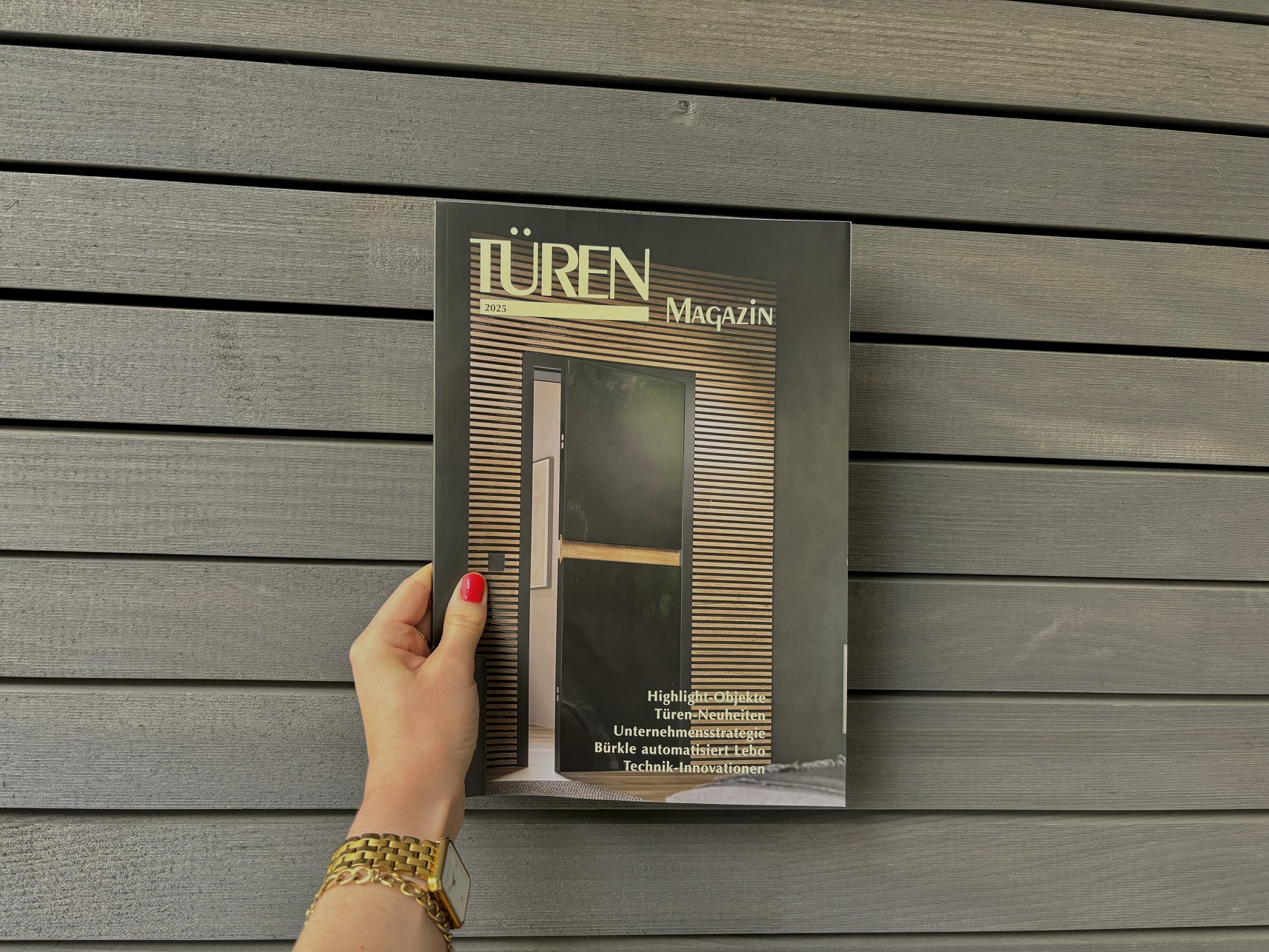 Hand hält Magazin geschlossen verkleinert Hand hält Magazin