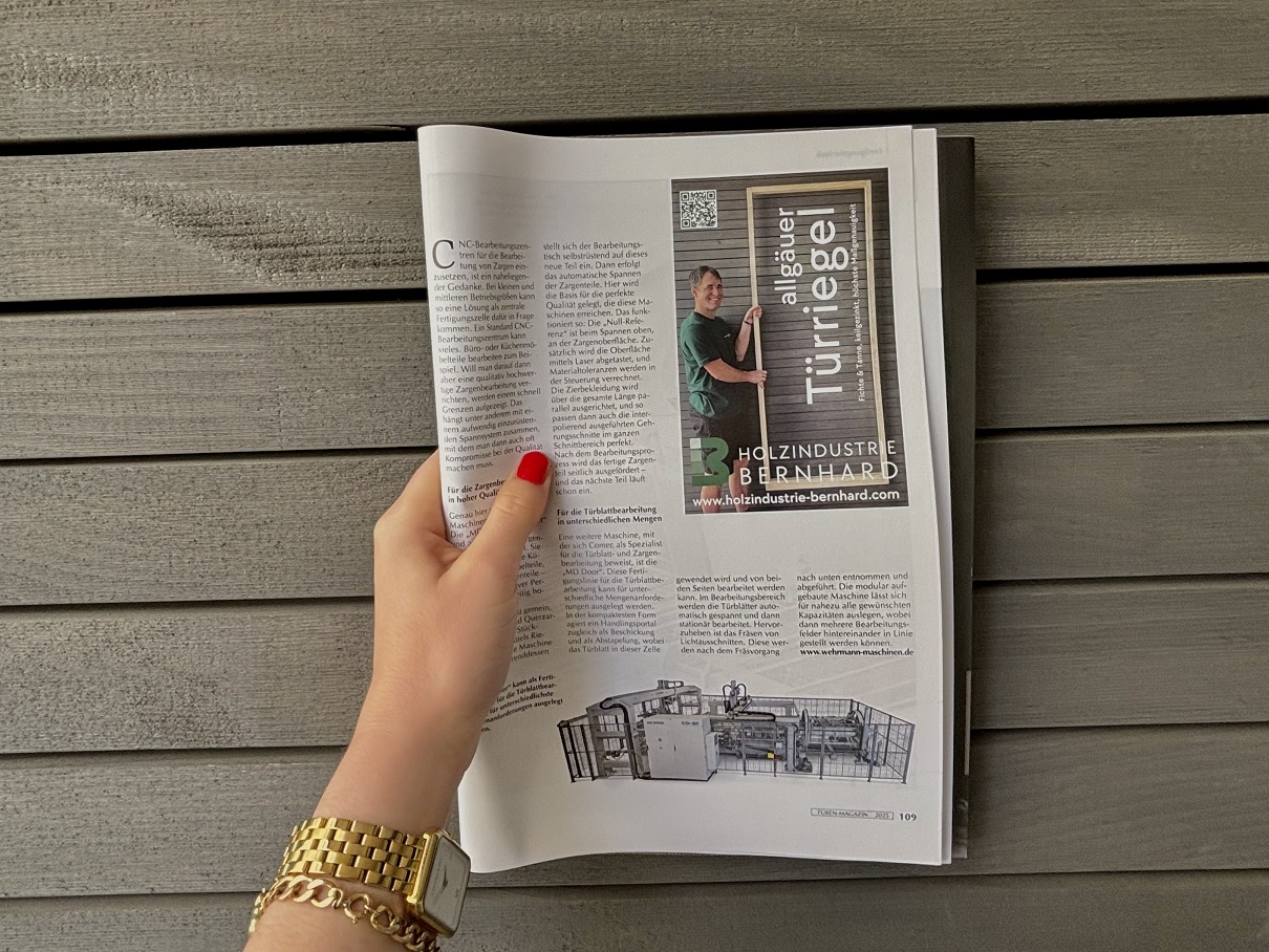 Hand hält Magazin querformat verkleinert Hand hält Magazin