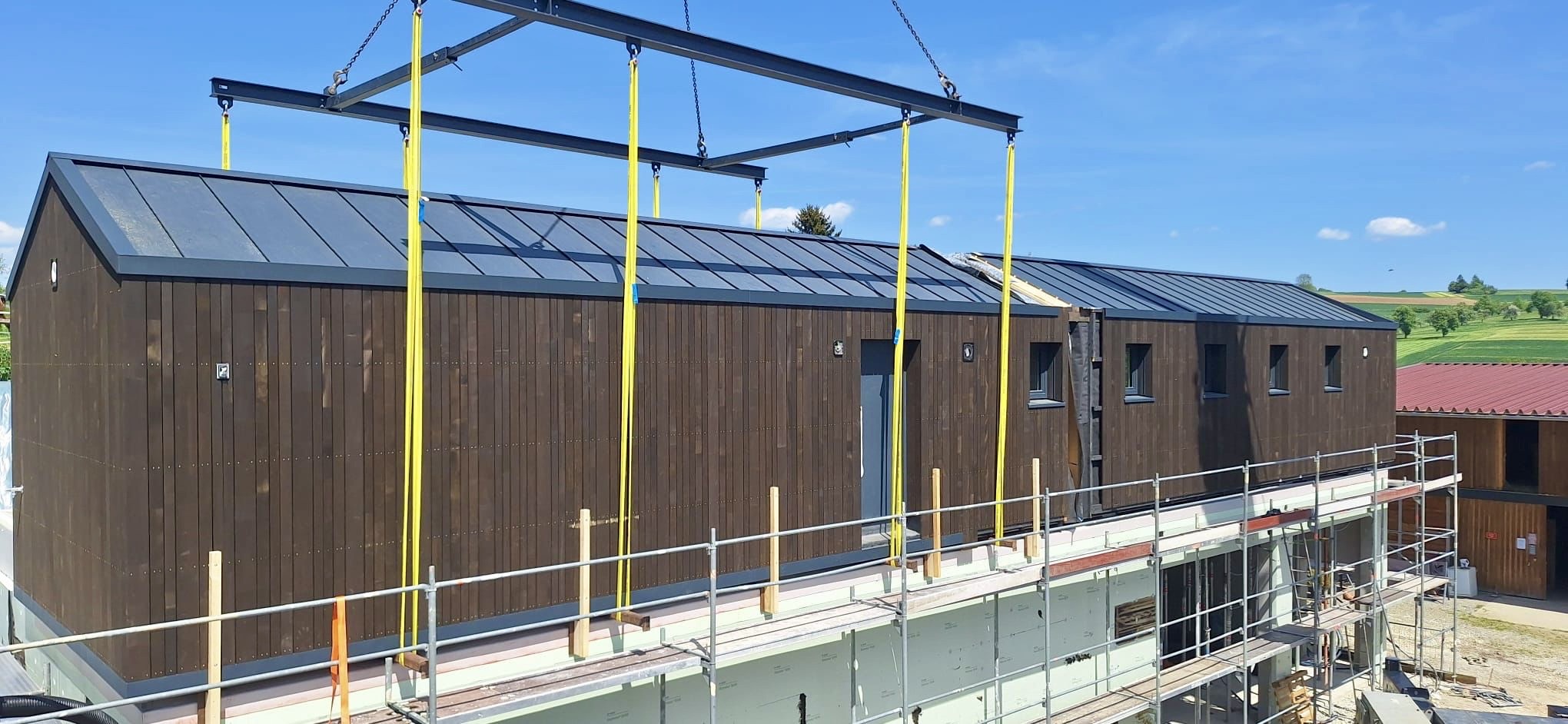 Tinyhouse 2 Hand hält Magazin
