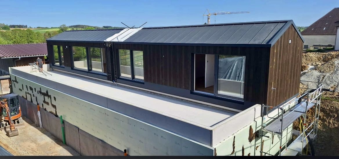 Tinyhouse Hand hält Magazin