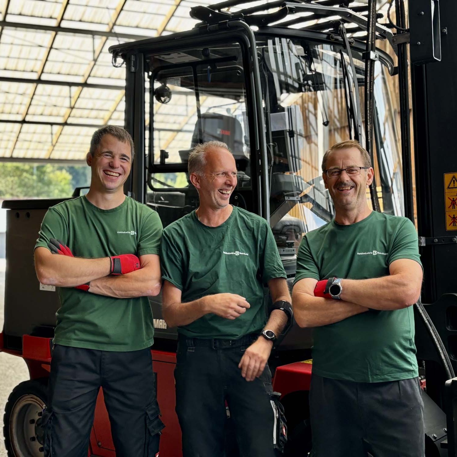 3 Mitarbeiter im Unternehmen lachen