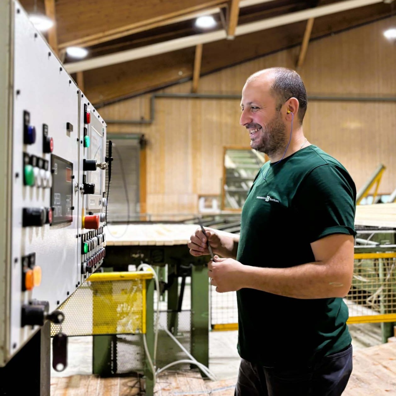 ein Mitarbeiter im Unternehmen an einer Maschine