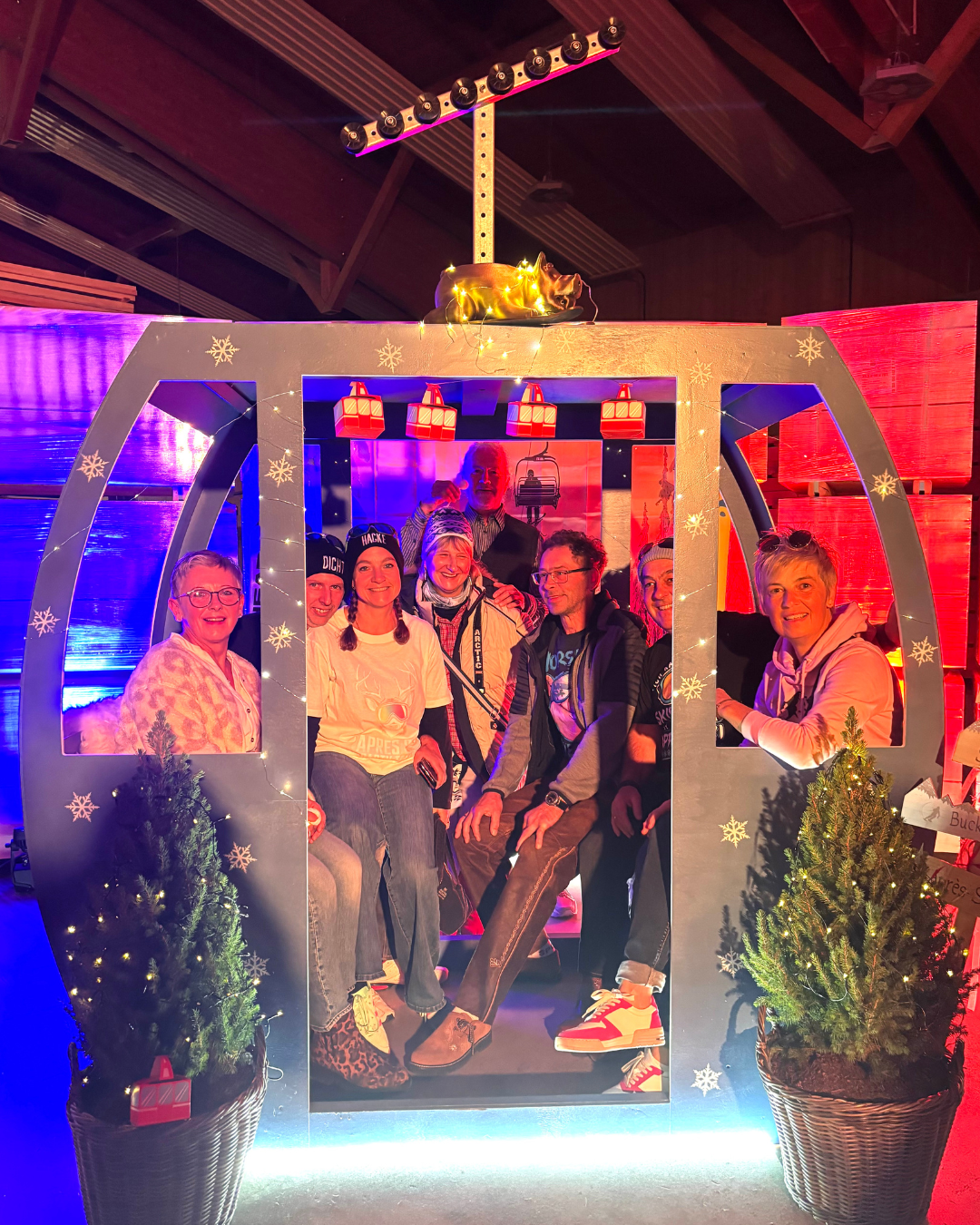 Menschen in einer Gondel aus Holz