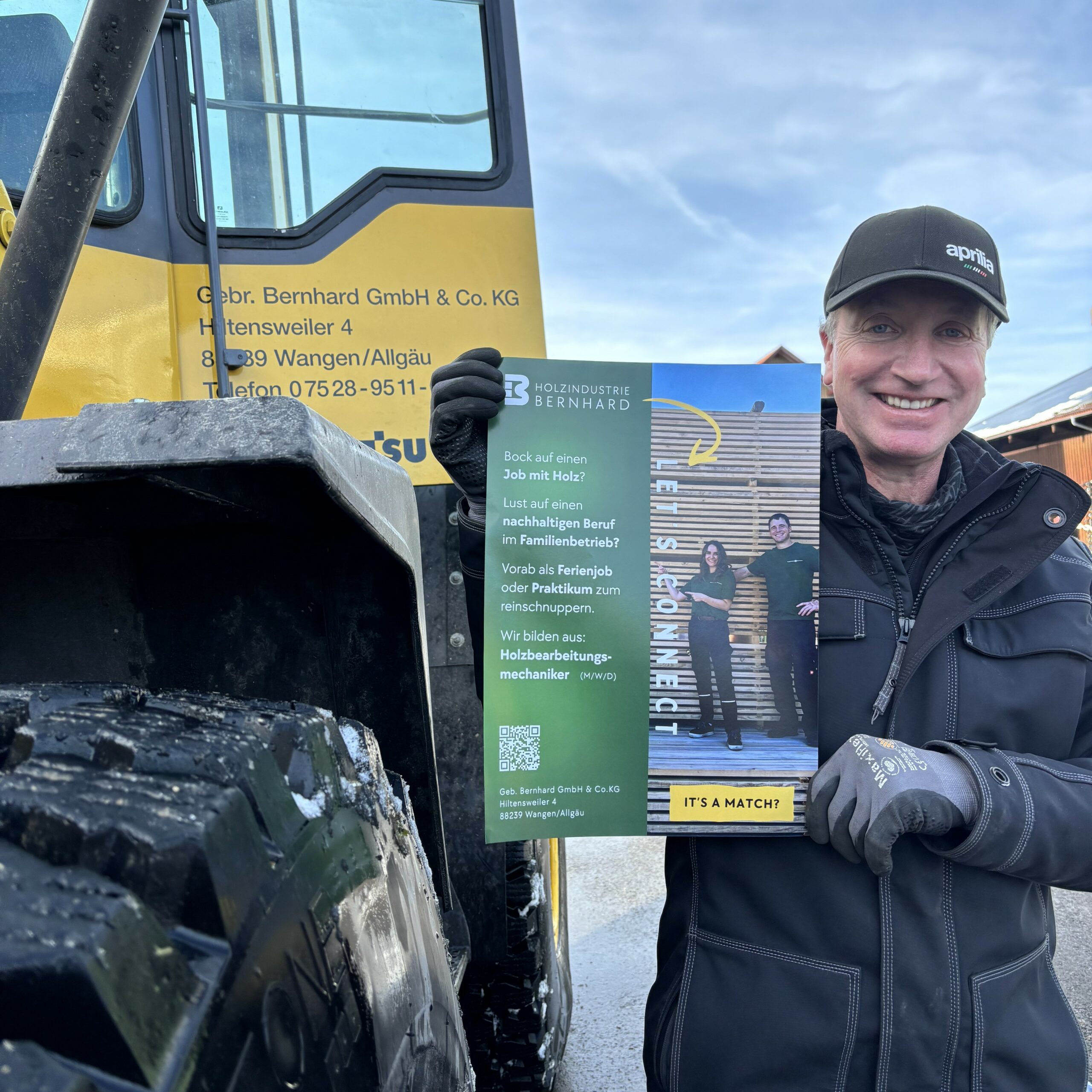 Mann mit Gabelstabler Mütze und Plakat in der Hand