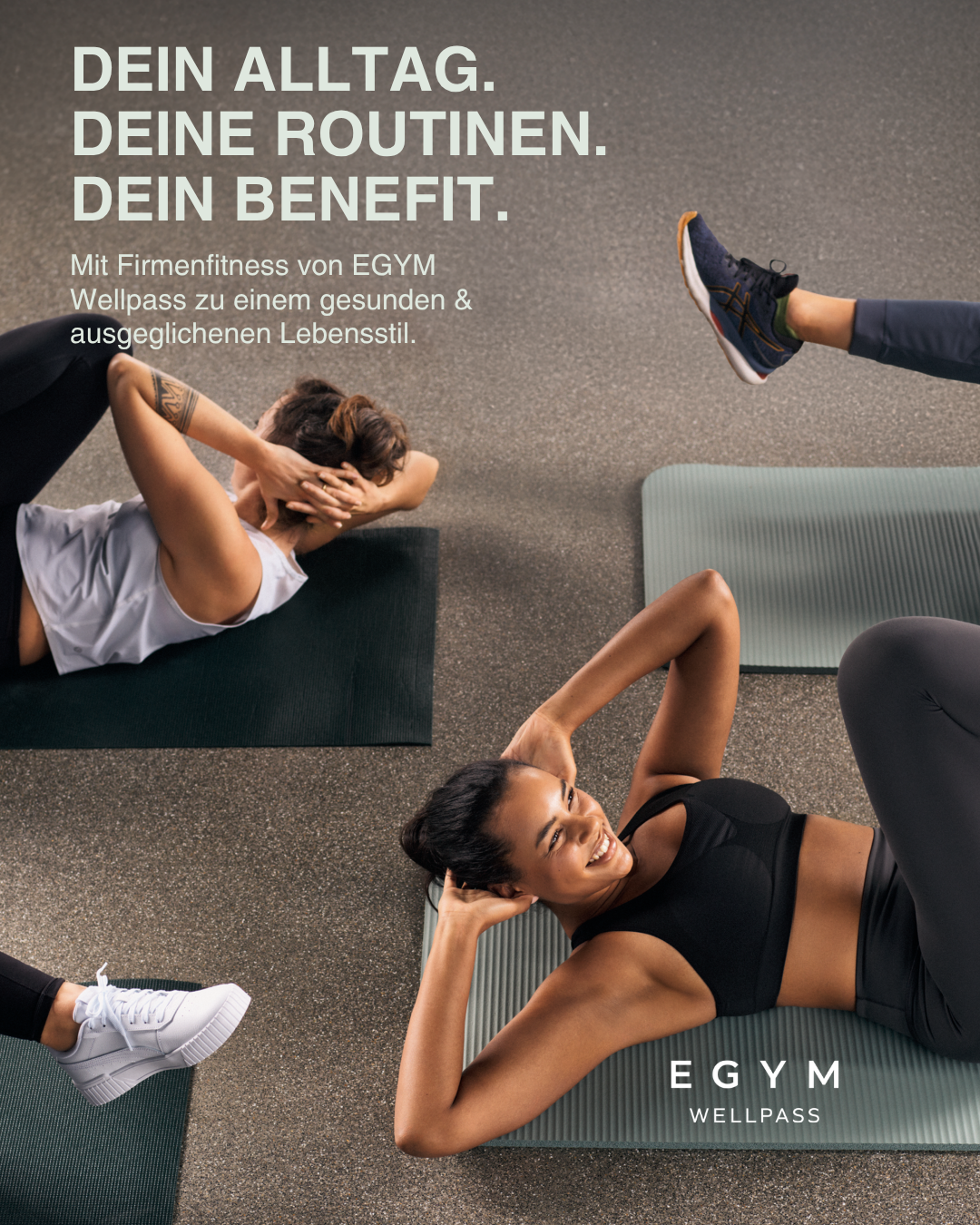 Wellpass - Frauen machen Sport auf Yogamatten